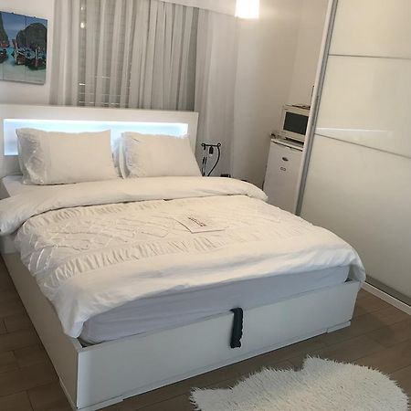 Apartmán Charming Unit With Pool And Great Amenities Rišon le-Cijon Exteriér fotografie