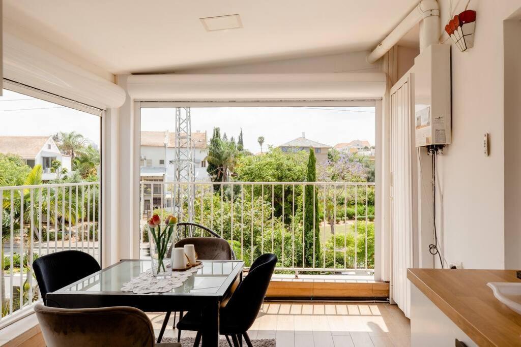 Apartmán Charming Unit With Pool And Great Amenities Rišon le-Cijon Exteriér fotografie