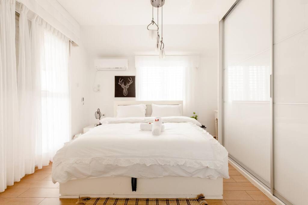 Apartmán Charming Unit With Pool And Great Amenities Rišon le-Cijon Exteriér fotografie