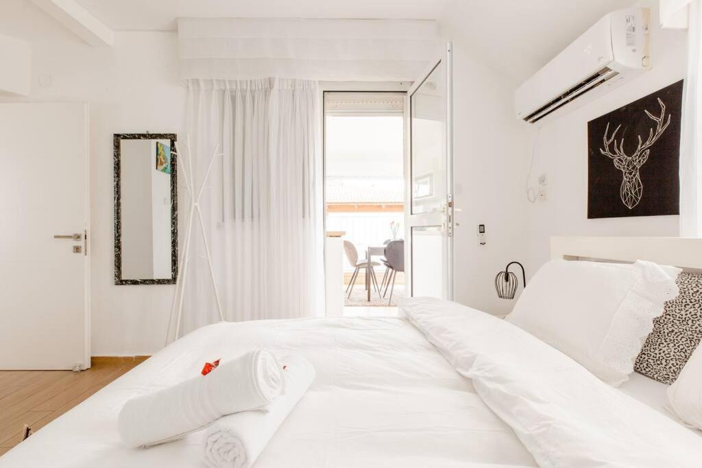 Apartmán Charming Unit With Pool And Great Amenities Rišon le-Cijon Exteriér fotografie