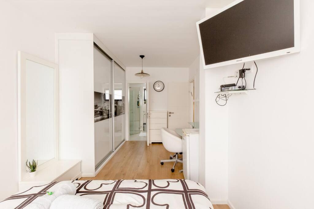 Apartmán Charming Unit With Pool And Great Amenities Rišon le-Cijon Exteriér fotografie