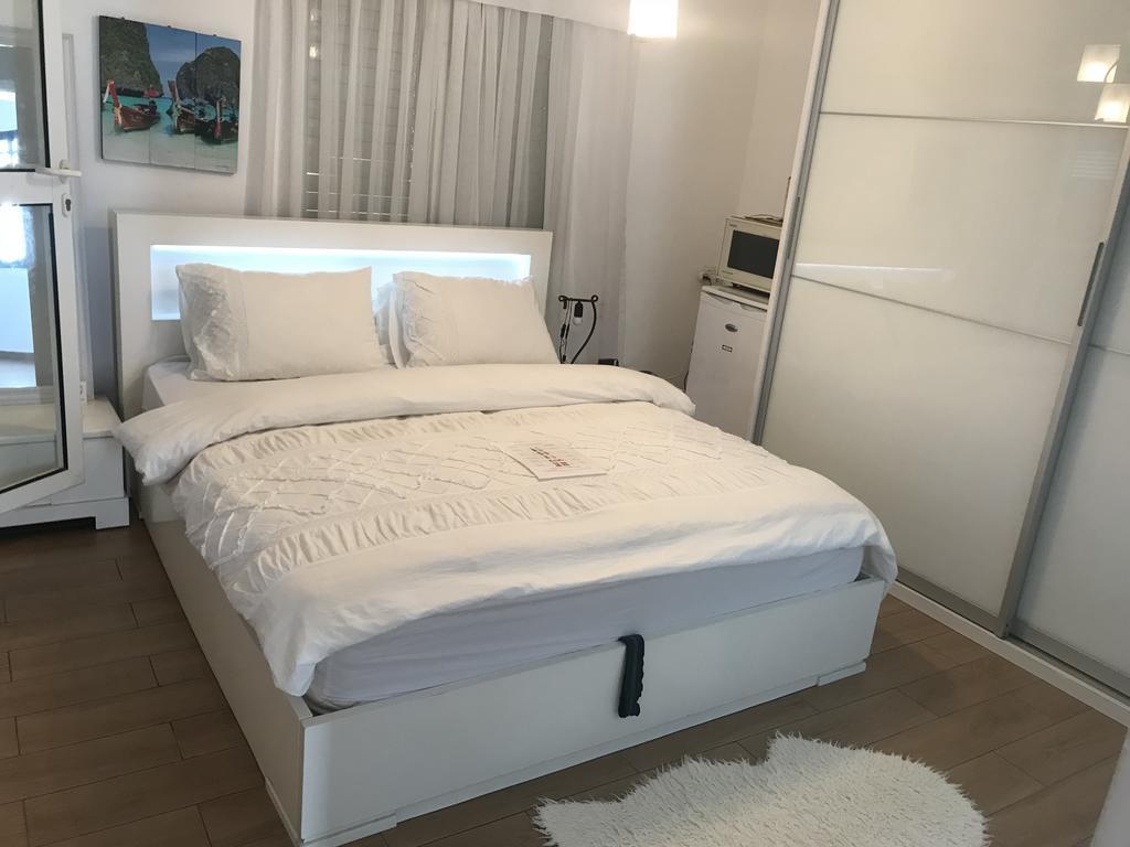 Apartmán Charming Unit With Pool And Great Amenities Rišon le-Cijon Exteriér fotografie