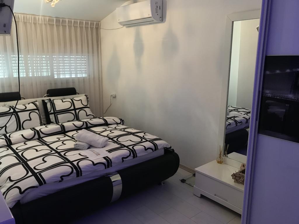 Apartmán Charming Unit With Pool And Great Amenities Rišon le-Cijon Exteriér fotografie